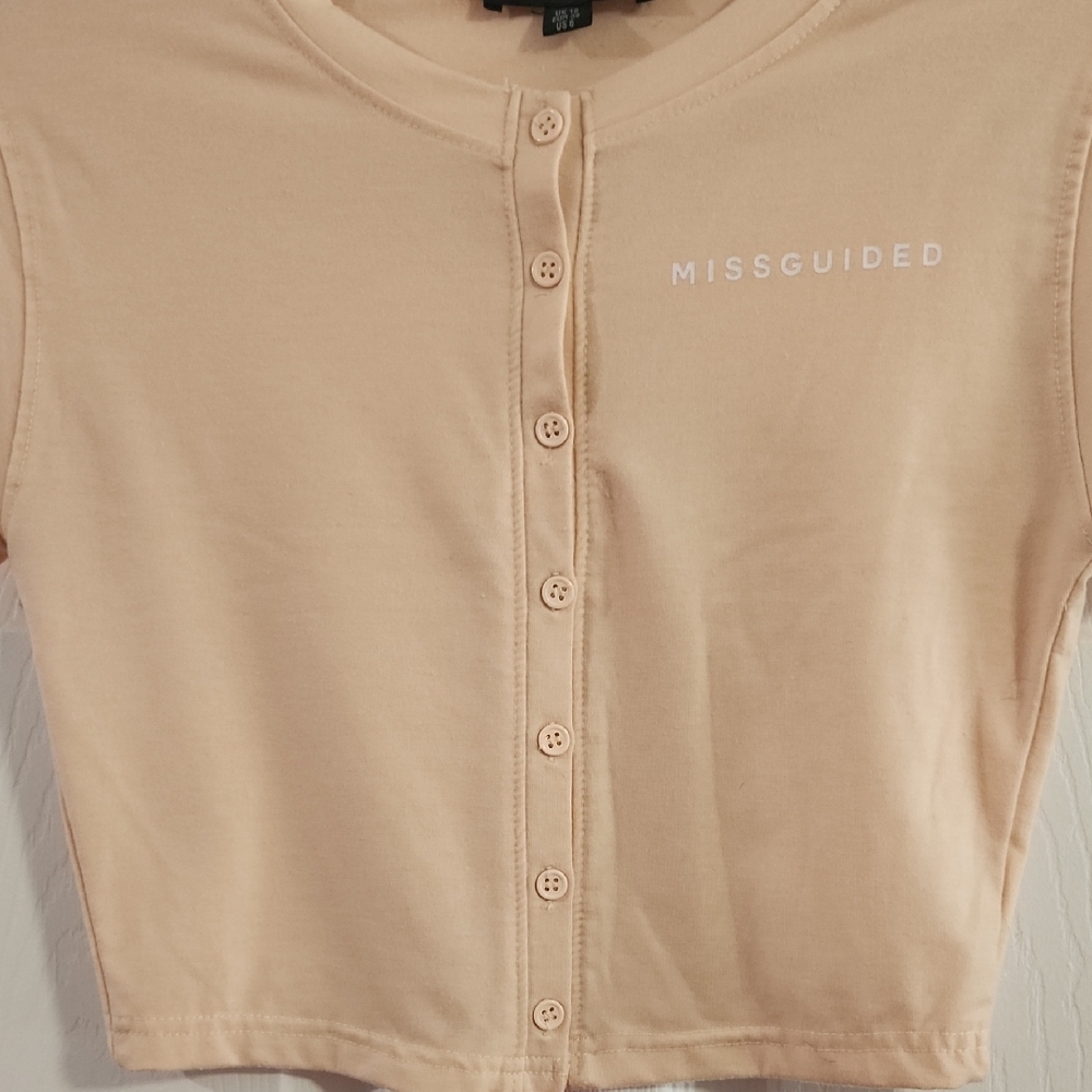 Missguided Peach Button-Front Cropped Tee with Logo Tag - Picture 4 of 8